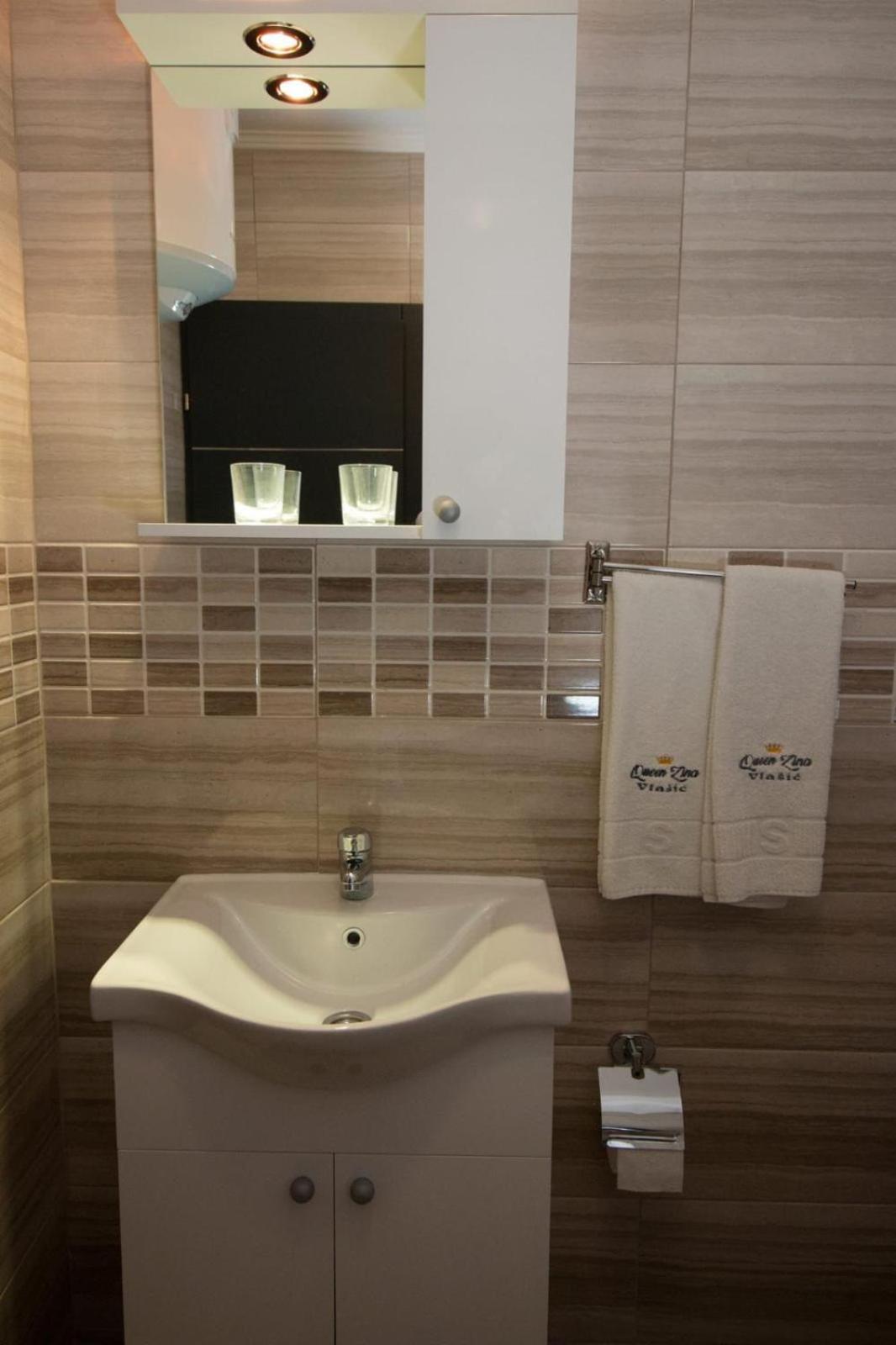 Aparthotel "Queen Zina" ヴラシチ エクステリア 写真