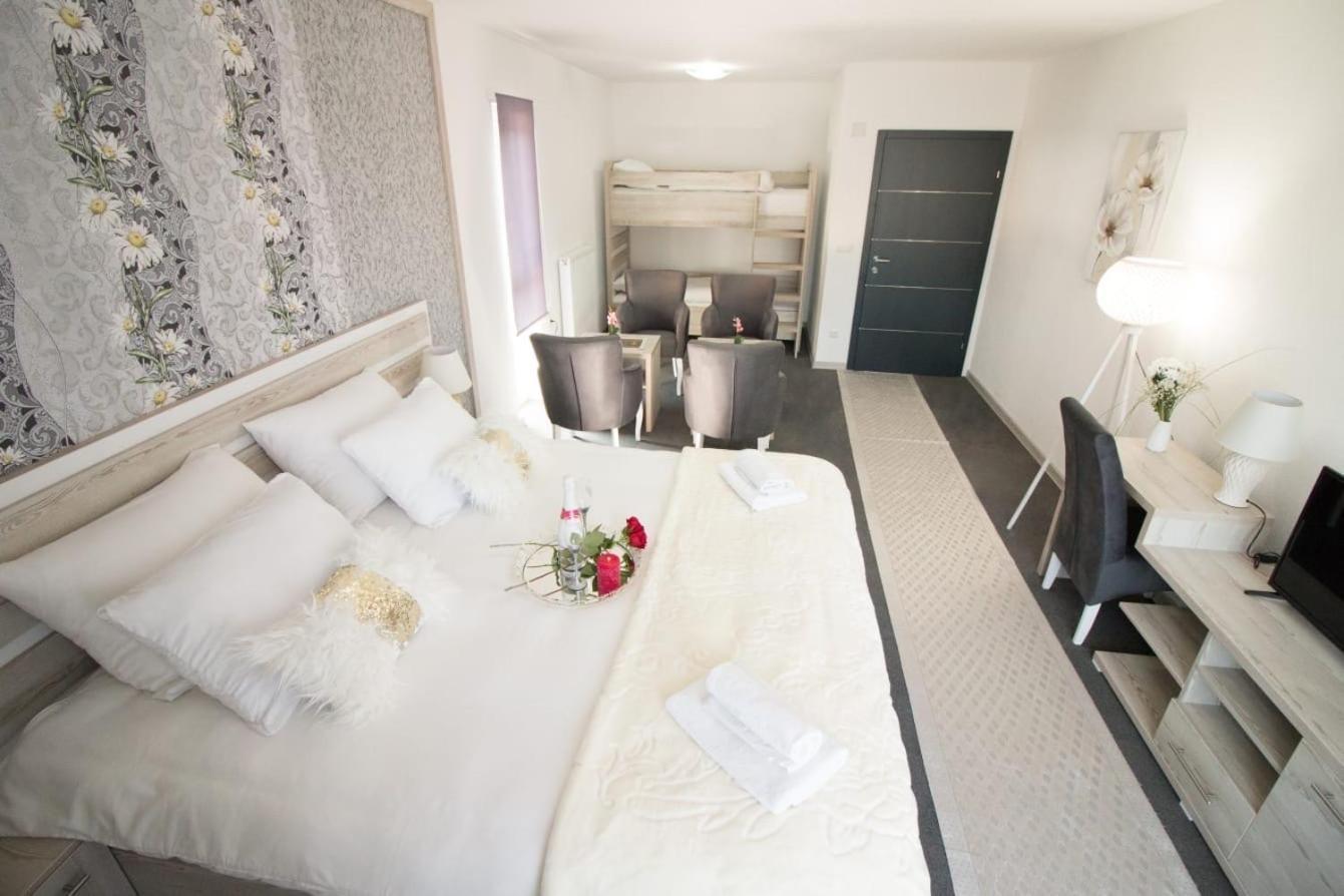 Aparthotel "Queen Zina" ヴラシチ エクステリア 写真